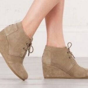 Tom’s Women’s Wedge Ankle Booties Size 6.5 Desert Sands Tan Suede Lace Up